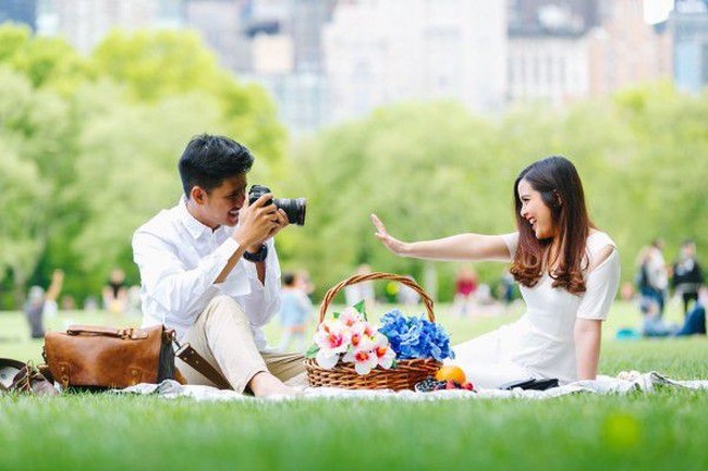 Pemotretan prewedding low budget juga bisa dilakukan ala Tasya Kamila dan Randi Bachtiar. Kamu tinggal menyiapkan perlengkapan piknik dan datang ke taman. Foto: Instagram