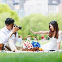 Pemotretan prewedding low budget juga bisa dilakukan ala Tasya Kamila dan Randi Bachtiar. Kamu tinggal menyiapkan perlengkapan piknik dan datang ke taman. Foto: Instagram