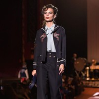 Emily Ratajkowski yang meraih popularitas setelah menjadi model video klip Robin Thicke tampil menjadi model fashion show Marc Jacobs Spring 2016 di New York Fashion Week. Foto: Dimitrios Kambouris/Getty Images