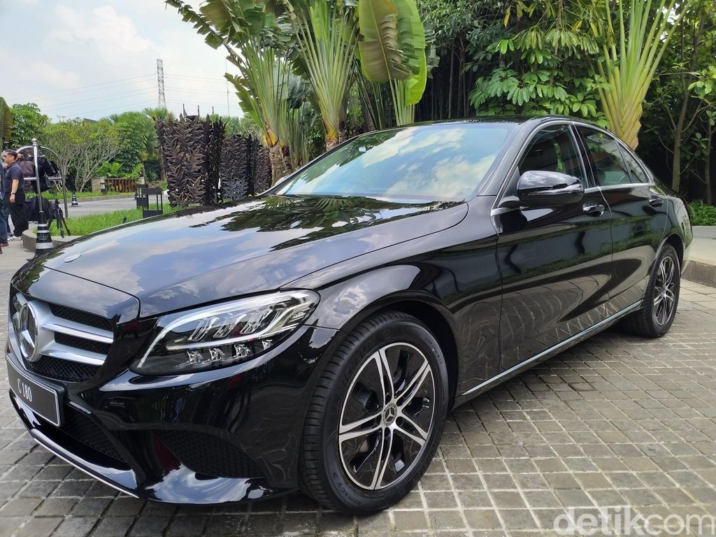 PT Mercedes-Benz Distribution Indonesia resmi memperkenalkan keluarga baru di segmen C-Class.  di Bogor, Jawa Barat, Kamis (16/1/2019).