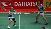 Misaki Matsutomo/Ayaka Takahashi berusaha melakukan serangan untuk mengalahkan Setyana Mapasa/Gronya Somerville.