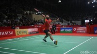 Pranooy H.S. mengembalikan bola.