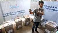 Sedangkan plastik diolah lagi di mesin pyrolysis menjadi minyak bakar.