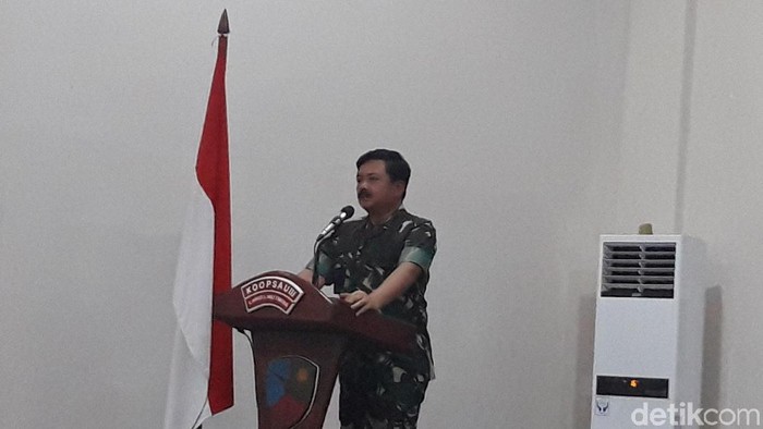 Panglima TNI Marsekal Hadi Tjahjanto beri arahan ke pasukan di Morotai, Maluku Utara