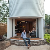 Rumah unik ini bisa dijadikan inspirasi bagi kamu yang mungkin memiliki rumah yang tidak terlalu besar namun ingin tetap terlihat nyaman. Tertarik untuk mencoba ide cemerlang ini? Foto: dok. buzznick