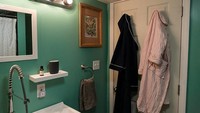 Fasilitas lain yang tersedia ada kamar mandi dan juga dilengkapi dengan halaman belakang untuk tempat bersantai. (dok. Airbnb)