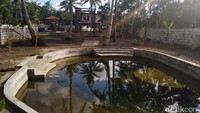 Sebuah kolam berada di tengah-tengah kompleks bangunan.