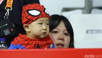 Isteri dari Marcus Fernaldi Gideon, Agnes Amelinda Mulyadi bersama sang anak Marcus Fernaldi Gideon menyaksikan laga Minions dalam ajang Daihatsu Indonesia Master 2020 yang berlangsung di Istora Senayan, Jakarta, Kamis (16/1/2020).