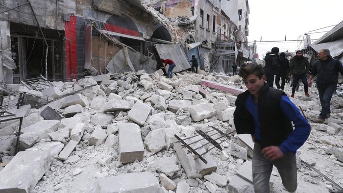 Serangan udara yang menghantam pasar sayur dan toko-toko di kawasan Idlib, Suriah menewaskan belasan orang. Serangan itu juga diketahui melukai puluhan orang.