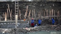 Usai banjir surut, pengerjaan perbaikan tanggul Kali Sunter pun dilakukan.