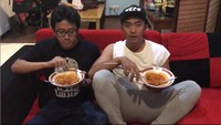 Kedekatan Uus dengan Komika Gilbas memang tak bisa terpisahkan. Selain sering kulineran bareng, mereka juga kerap bikin keseruan seperti challenge makan samyang pedas ini. Foto: Instagram @uusbiasaaja