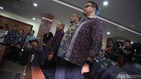 Sementara pihak pengadu dihadiri oleh Ketua Bawaslu, Abhan beserta Anggota Bawaslu, Rahmad Bagja dan Ratna Dewi Pettalolo. Sedangkan dari pihak terkait hadir Ketua KPU, Arief Budiman dan Komisioner KPU, Hasyim Asyari, serta Viryan Aziz.
