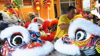 Selain itu, atraksi barongsai juga jadi salah satu penampilan yang paling dinanti saat perayaan Imlek. Antara Foto/Arif Firmansyah.