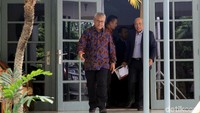 Tim hukum yang diwakili oleh I Wayan Sudirta dan Teguh Samudera tiba di KPU, Jalan Imam Bonjol, Jakarta Pusat, pukul 11.19 WIB, Kamis (16/1/2020). Mereka disambut Ketua KPU Arief Budiman. 