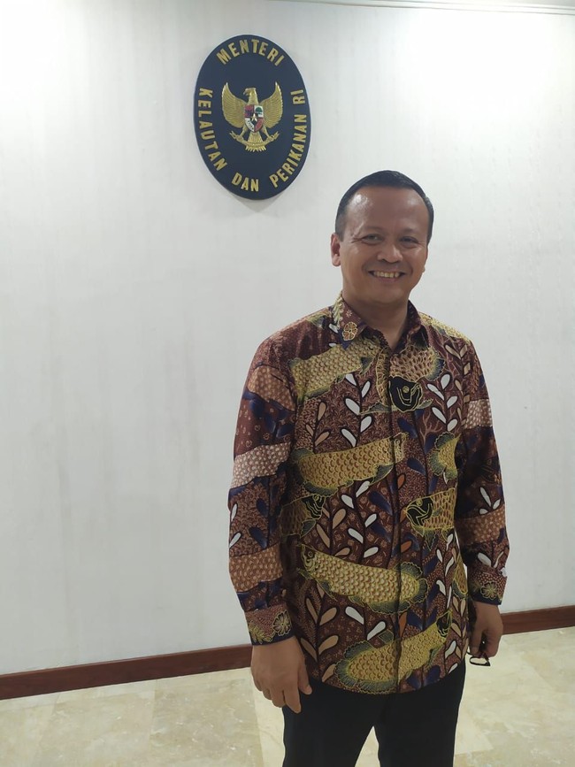 Seolah ingin mengukuhkan dirinya adalah Menteri yang mengurusi perikanan, Edhy Prabowo memakai kemeja batik dengan motif berbagai jenis ikan dan aneka hewan laut. Mulai motif Arwana, Koi hingga Cumi-cumi dan Lobster. Bahannya dia beli saat kunjungan ke daerah atau menghadiri bazar. (Foto: Istimewa)