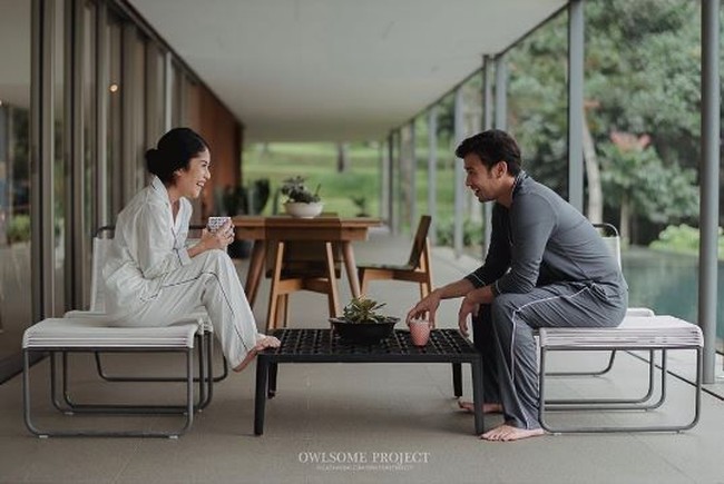Foto Prewedding Tarra Budiman dan Gya Sadiqah cocok untuk kamu yang punya konsep prewedding low budget. Prewedding Tara dan Gya berkonsep rumahan. Keduanya pun tampil casual dengan baju rumah dan bergaya seperti keseharian di rumah. Foto: Instagram