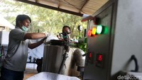 Dengan menggunakan mesin hidrotermal yang ramah lingkungan atau tanpa metode pembakaran, popok bekas tersebut diproses menjadi fiber dan plastik terlebih dahulu.Kemudian, fiber diolah menjadi pokbrick.