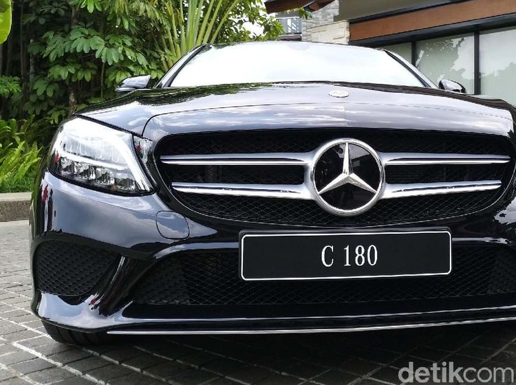 Dua Mobil Anyar Mercedes-Benz Meluncur