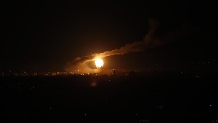 Israel diketahui melakukan serangan udara ke kawasan Kota Gaza. Serangan itu disebut menargetkan beberapa situs militer Hamas. Berikut potretnya.