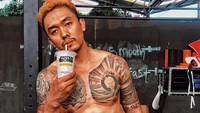 Doyan kulineran seru, Uus ternyata juga punya tubuh yang atletis lho. Lihat gayanya yang sambil minum protein ini. Foto: Instagram @uusbiasaaja