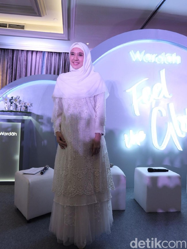 “Makan teratur, buah-buahan, minum air putih yang banyak. Aku juga bawa tumbler setiap hari, dua liter minum air putih,” ujar artis yang baru didapuk menjadi brand ambassador kosmetik Wardah White Secret Series itu. Foto: Anggi Mayasari / Wolipop
