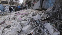 Idlib telah mengalami peningkatan pemboman dalam beberapa pekan terakhir. Puluhan ribu orang terpaksa kabur dari provinsi yang menjadi rumah bagi sekitar tiga juta. Gencatan senjata yang ditengahi bulan ini oleh sekutu rezim Rusia dan pendukung pemberontak Turki pada prinsipnya telah berlaku mulai hari Minggu. Ini mengikuti gencatan senjata yang diumumkan pada akhir Agustus, setelah serangan oleh rezim dan sekutu Rusia-nya menewaskan sekitar 1.000 warga sipil dalam empat bulan. AP Photo/Ghaith Alsayed.