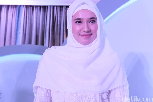 Dhini Aminarti tampil menawan dengan dress putih dan hijab syari. Penampilan cantiknya yang teduh itu pun mencuri atensi Foto: Anggi Mayasari / Wolipop