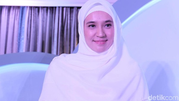 Potret Dhini Aminarti yang Perawatan Wajah Sejak SMP, Cantiknya Teduh