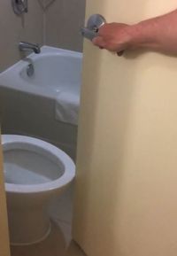 Mau Buang Air di Hotel Ini, Eh Pintunya Tak Bisa Ditutup
