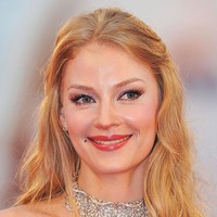 Wanita Rusia tidak pernah mau terlihat jelek. Mereka rela melakukan usaha lebih dan waktu lebih lama demi tampak cantik sempurna. Sebutan less is more tidak berlaku bagi mereka. Wanita Rusia akan berusaha banyak dalam ber-makeup dan berpenampilan. Foto: Pascal Le Segretain/Getty Images