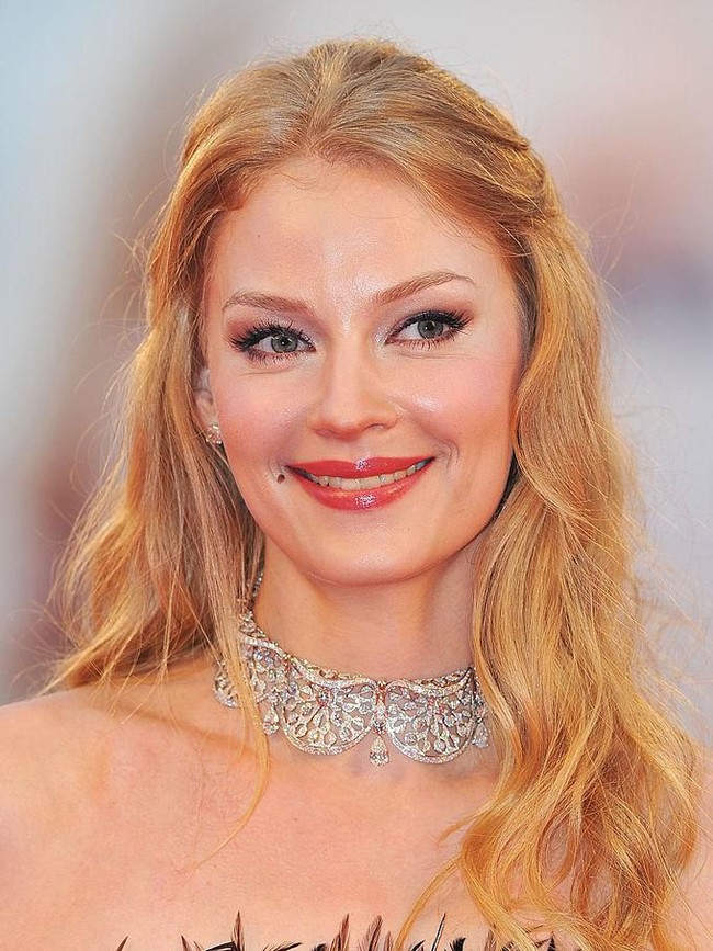 Wanita Rusia tidak pernah mau terlihat jelek. Mereka rela melakukan usaha lebih dan waktu lebih lama demi tampak cantik sempurna. Sebutan less is more tidak berlaku bagi mereka. Wanita Rusia akan berusaha banyak dalam ber-makeup dan berpenampilan. Foto: Pascal Le Segretain/Getty Images