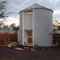 Christopher Kaiser adalah sosok arsitek yang berasal dari Phoenix, Arizona yang memiliki andil di balik pembuatan rumah unik ini. Christopher berencana untuk menjadikan gudang tersebut sebagai rumah kecil yang nyaman untuk tempat tinggal dirinya bersama sang istri. Foto: dok. buzznick