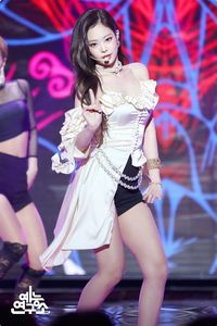 13 Gaya Ikonik Kim Jennie 'Blackpink' yang Disebut 'Human Chanel'