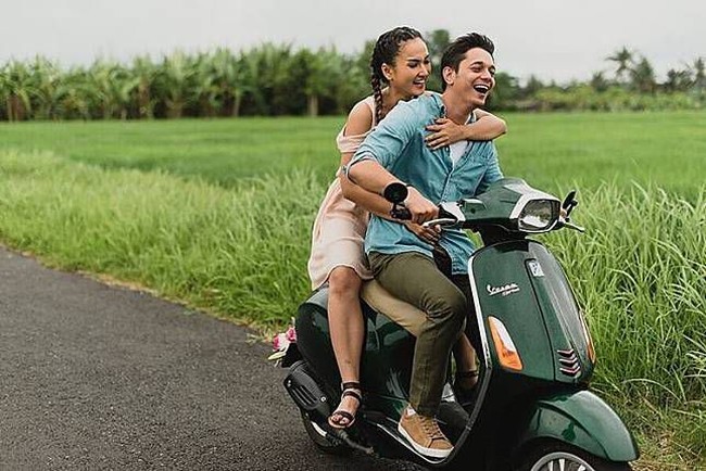 Artis Andrew Andika dan Tengku Dewi Putri yang suka travelling tampil sederhana di foto prewedding mereka. Keduanya berpose bahagia di atas motor dengan baju yang juga casual. Keindahan alam sekitar menjadi fokus utama dari konsep foto prewedding sederhana Andrew Andika dan Putri. Foto: Instagram