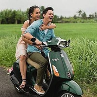Artis Andrew Andika dan Tengku Dewi Putri yang suka travelling tampil sederhana di foto prewedding mereka. Keduanya berpose bahagia di atas motor dengan baju yang juga casual. Keindahan alam sekitar menjadi fokus utama dari konsep foto prewedding sederhana Andrew Andika dan Putri. Foto: Instagram