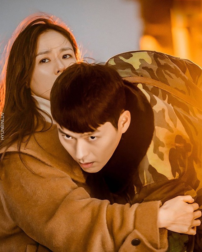 Salah satu hal yang bikin penonton baper dan selalu tak sabar menantikan drama Korea Crash Landing On You adalah melihat aksi Hyun Bin alias kapten Ri Jung-hyuk melindungi Yon Se-ri yang diam-diam dicintainya. Foto: Dok. tvN