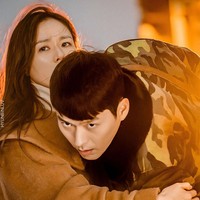 Salah satu hal yang bikin penonton baper dan selalu tak sabar menantikan drama Korea Crash Landing On You adalah melihat aksi Hyun Bin alias kapten Ri Jung-hyuk melindungi Yon Se-ri yang diam-diam dicintainya. Foto: Dok. tvN