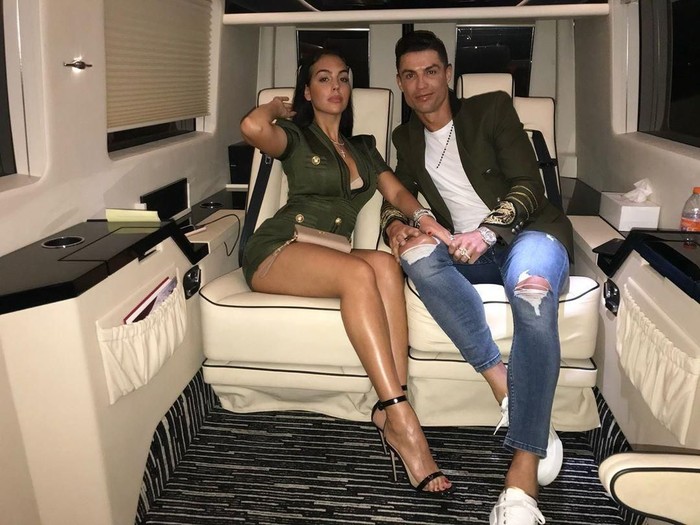 Gaya Pacar Cristiano Ronaldo di Jet Pribadinya Gaya Pacar Cristiano Ronaldo di Jet Pribadinya