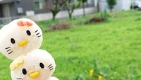 Nasi tersebut disajikan dengan cara ditusuk menggunakan lidi seperti sate. Seperti pada kreasi nasi berbentuk karakter Hello Kitty yang bertumpuk 3 ini. Foto: nstagram @natsu.yu_an805
