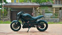 Salah satu hasil karya  Anjik adalah Scorpio keluaran 2005 yang disulap menjadi bergaya streetfighter. Sekilas terlihat mirip tongkrongan Ducati Monster, namun dengan dimensi lebih kecil.Foto: RlandZ Workshop