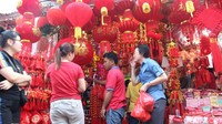 Lampion juga banyak diburu warga.