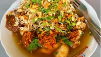 Lontong balap meyediakan paduan lontong, remasan lentho, kecambah setengah matang dengan kuah kaldu yang gurih. (Istimewa)