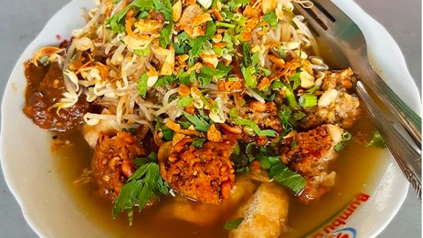 Lontong balap meyediakan paduan lontong, remasan lentho, kecambah setengah matang dengan kuah kaldu yang gurih. (Istimewa) Lontong balap meyediakan paduan lontong, remasan lentho, kecambah setengah matang dengan kuah kaldu yang gurih. (Istimewa)
