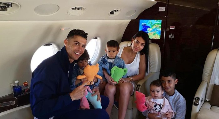 Gaya Pacar Cristiano Ronaldo di Jet Pribadinya