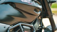 Dari penampakkannya, Yamaha Scorpio R3BEL5 mendapat ubahan di bagian bodykit yang lebih berotot. Area tangkinya tampak besar dan bodi belakangnya menipis.Foto: RlandZ Workshop