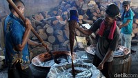 Pabrik ini juga sekaligus menjadi tempat pengolahan dan penjualan dodol. Selain dodol ada juga pembuatan kue keranjang.