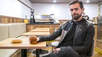 Beberapa waktu lalu, penampilannya masih parlente dengan jenggot yang rapi. Foto: Istimewa