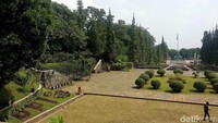 Sejumlah foto dan cuplikan video kegiatan Sunda Empire tersebar di media sosial. Mulai dari kegiatan mirip sebuah sidang yang digelar dalam ruangan. Ada juga kegiatan berkumpul dan upacara peringatan hari jadi United Nations atau Persatuan Bangsa-Bangsa (PBB).