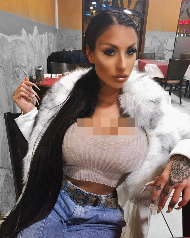 Aku berusia 15 ketika pertama kali mempertimbangkan operasi plastik. Aku selalu melihat gadis-gadis yang memiliki payudara palsu dan aku seperti oh aku pikir itu bagus dan aku pikir itu terlihat indah dan aku memutuskan ingin memiliki yang sama. Aku hanya menyukai tampilan itu. Aku pikir itu adalah Katie Price (yang memengaruhiku), aku selalu berpikir oh dia sangat cantik, imbuhnya. Foto: Instagram