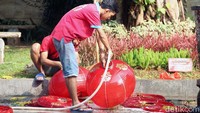 Para petugas itu menjalankan tugasnya masing-masing, seperti ini, ada yang mencuci lampion.
